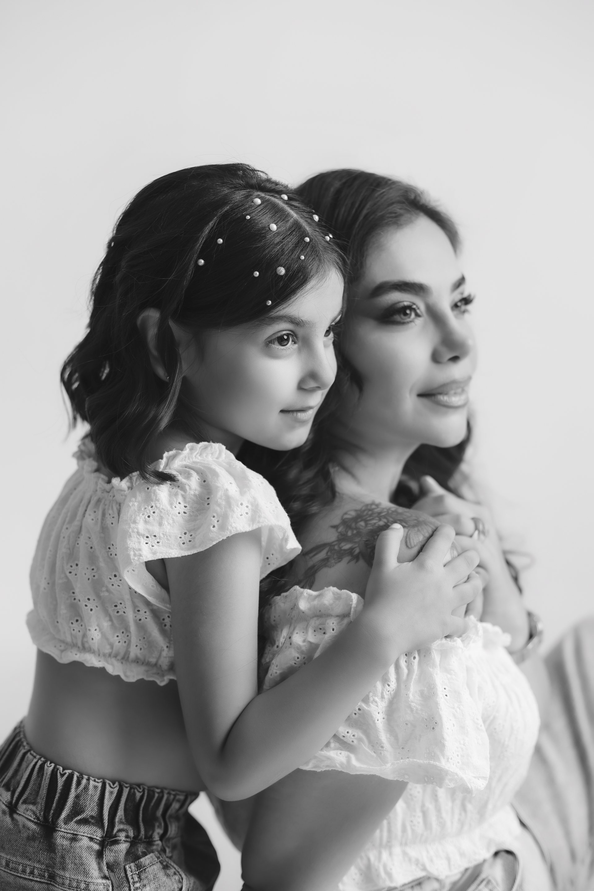 صورة بالأبيض والأسود لأم وابنتها متعانقتين