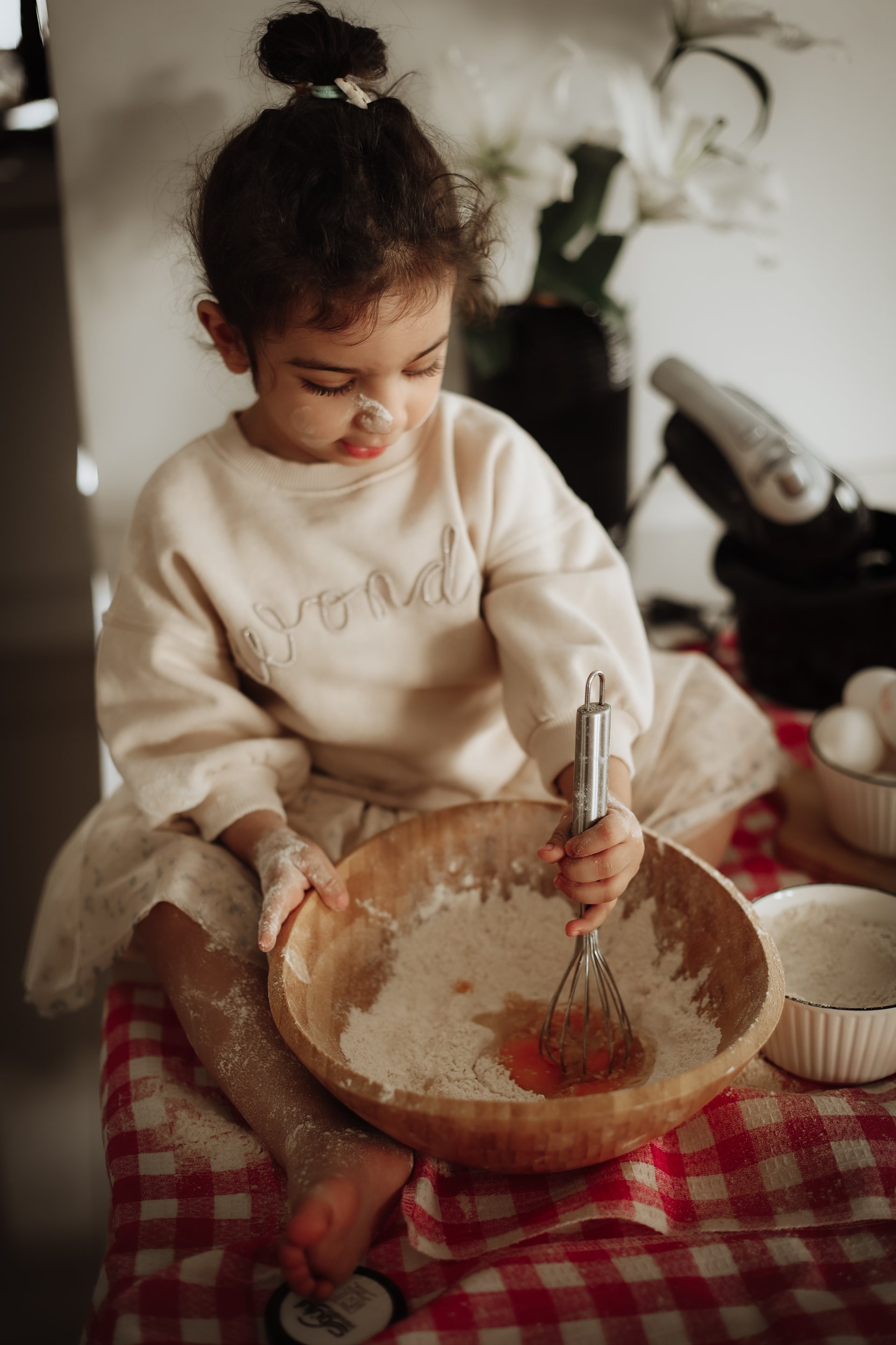 کودک همزن را در کاسهٔ چوبی می‌چرخاند