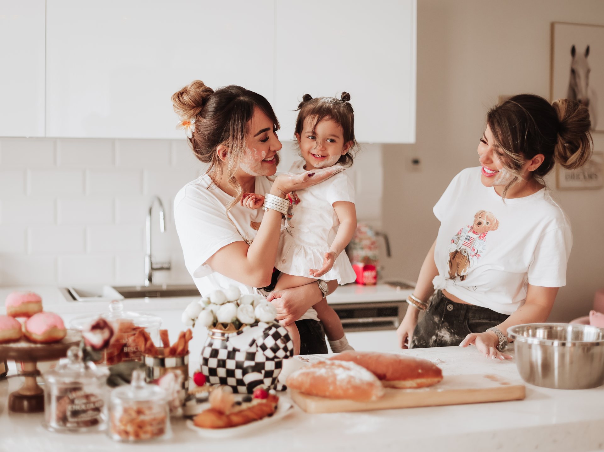 لحظه‌ای خودمانی دور میز آشپزخانه