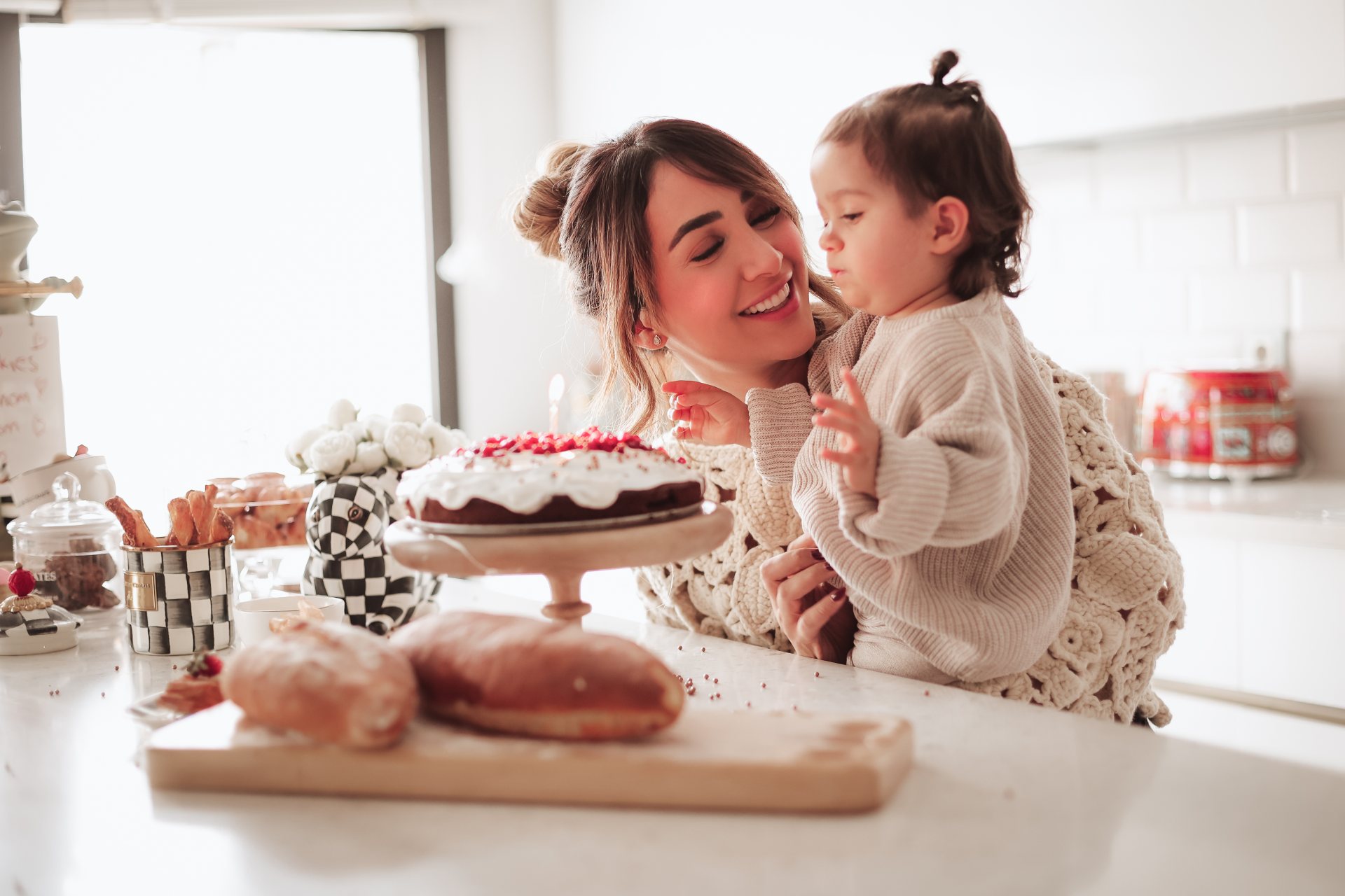 کیک با شمع روشن، کودک کنار مادر